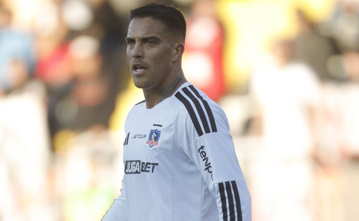 Mientras Javier Méndez apenas juega en Colo Colo, presidente de Peñarol lo defiende: “La de puteadas que nos comimos y fue pilar”