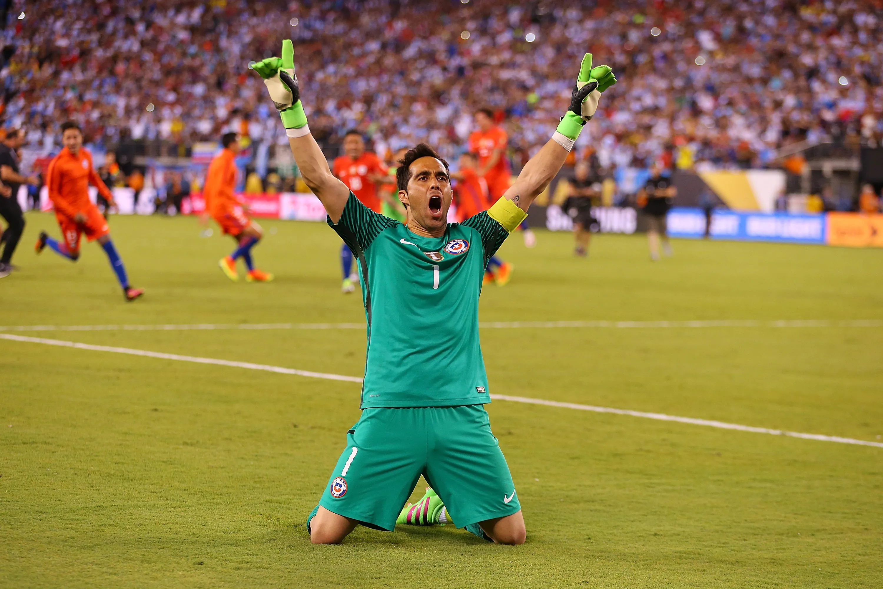 Bravo fue clave el 2016 atajando un penal