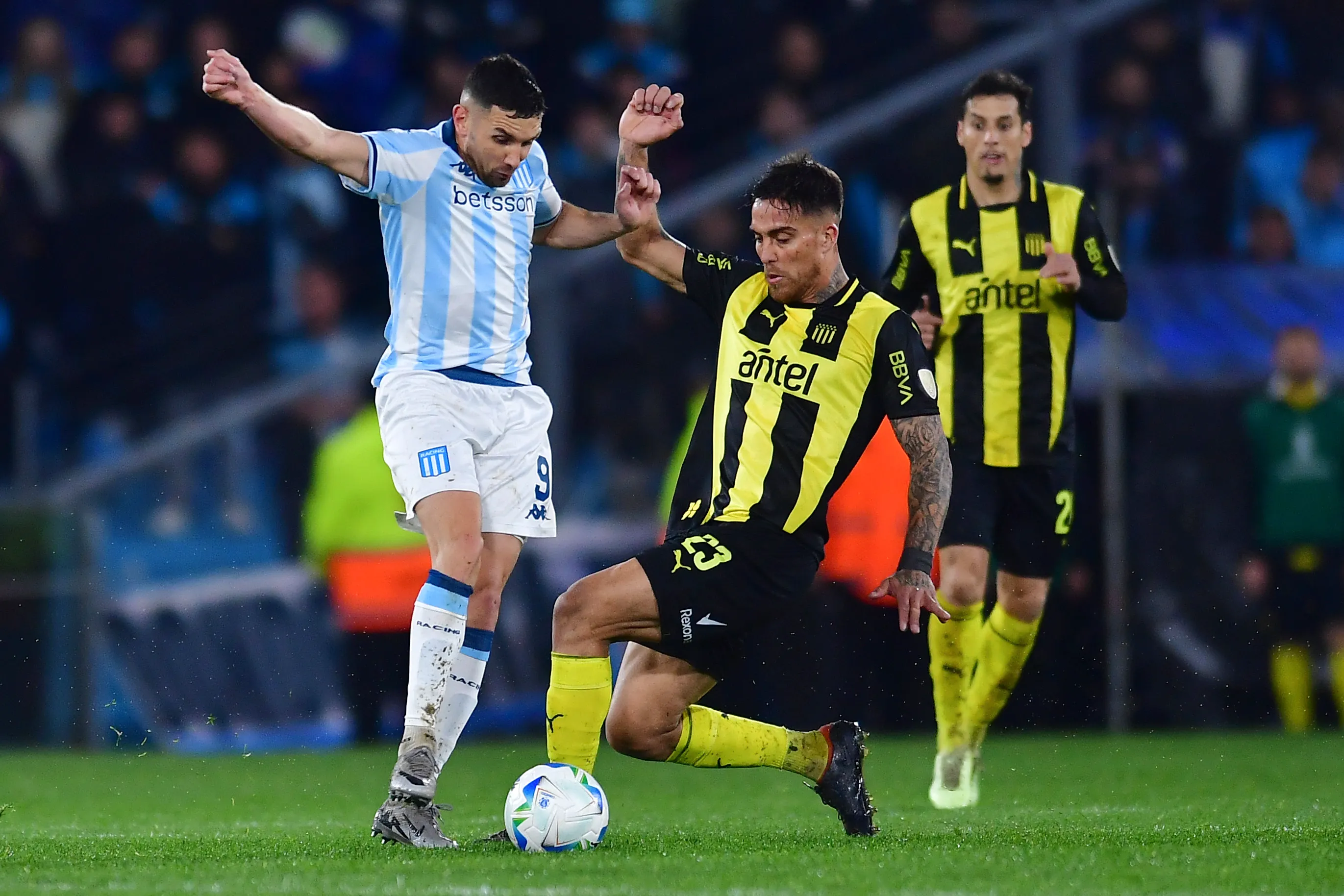 Javier Méndez marca a Adrián Maravilla Martínez en la Copa Libertadores. (Marcelo Endelli/Getty Images).