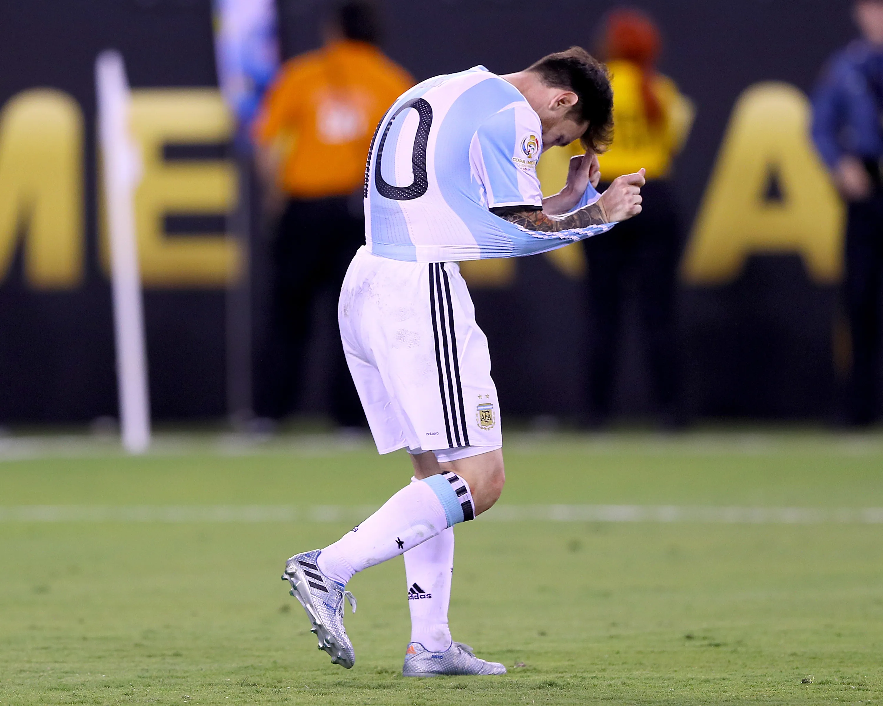 Messi falló su penal y no podía creerlo