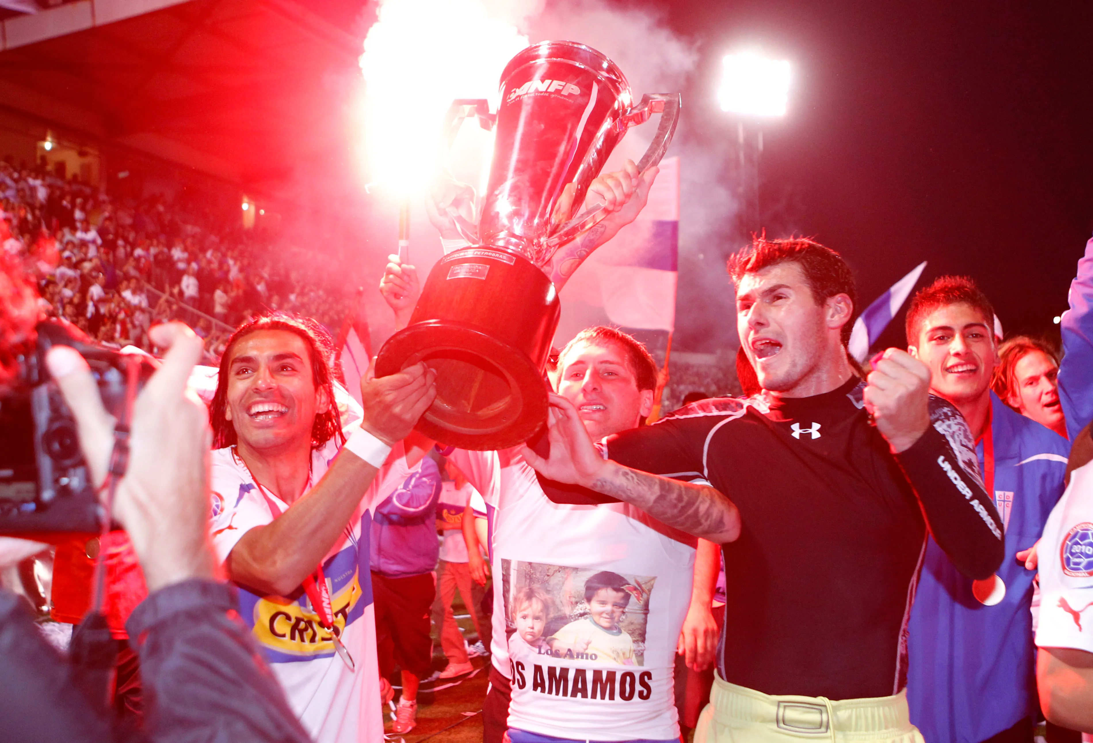 Juan Eluchans, Darío Bottinelli y Paulo Garcés celebran el título cruzado en 2010. (Andrés Piña | Photosport).