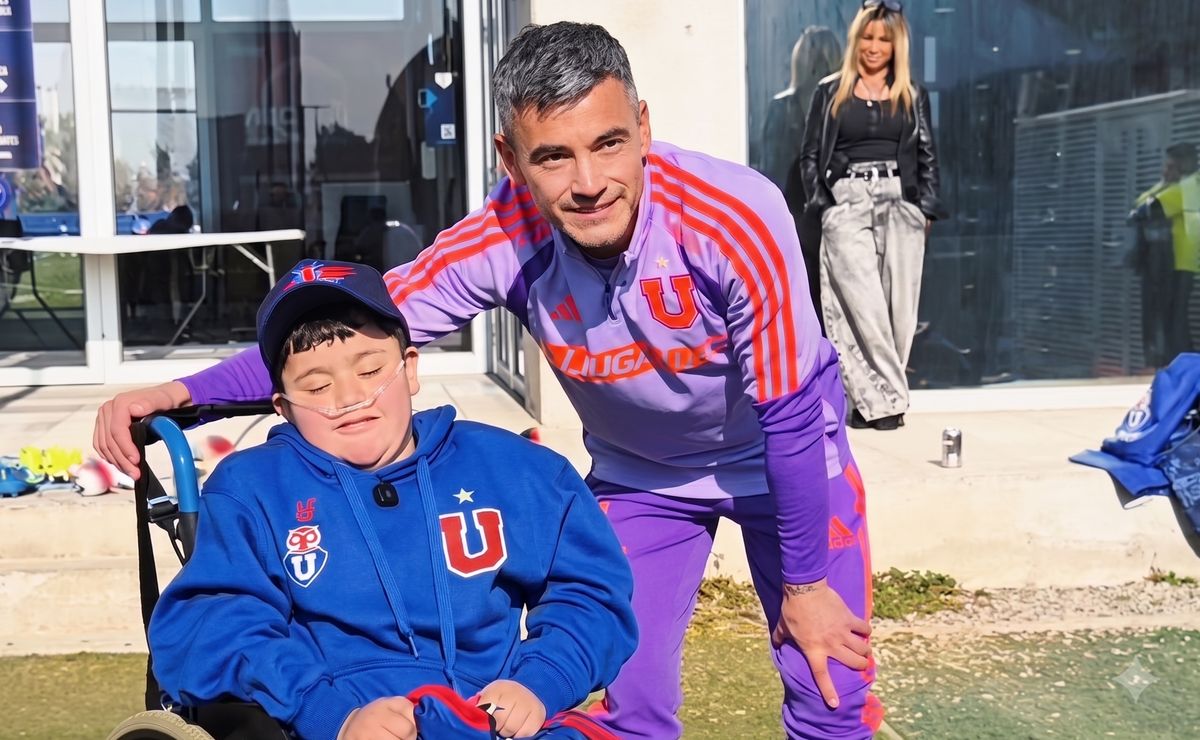 Charles Aránguiz le cumple el sueño a un pequeño hincha de U de Chile