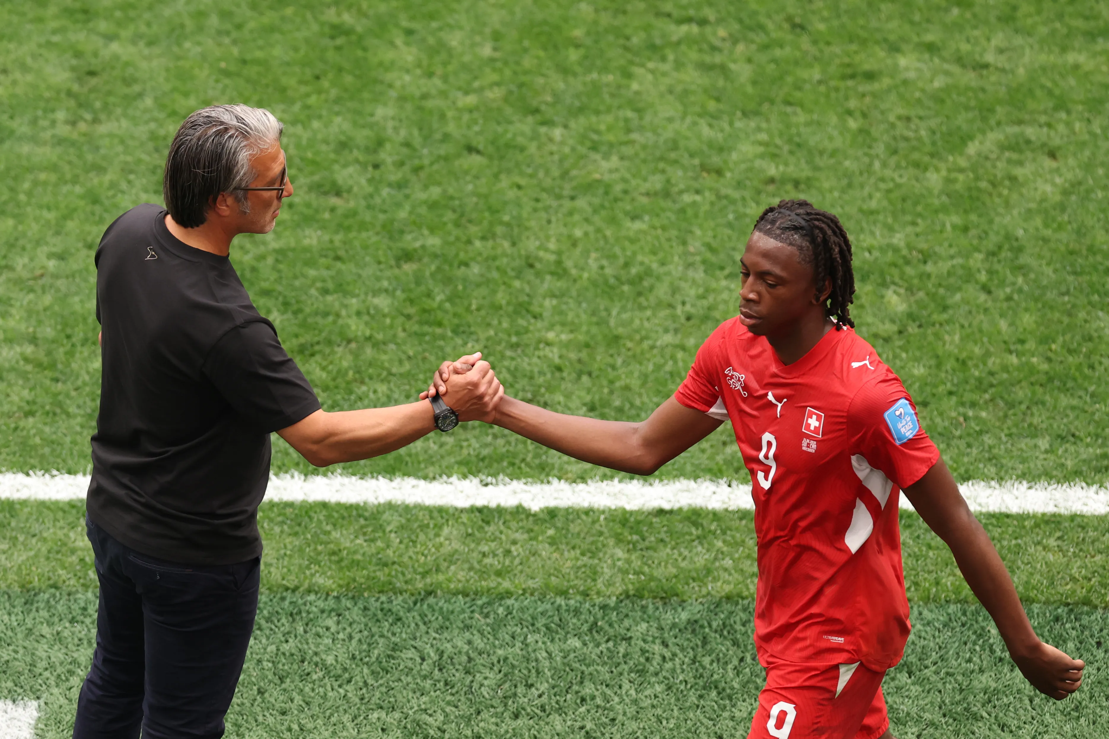 Murat Yakin felicita a Johan Manzambi, figura de Suiza en la Copa del Mundo. (Fran Santiago/Getty Images).
