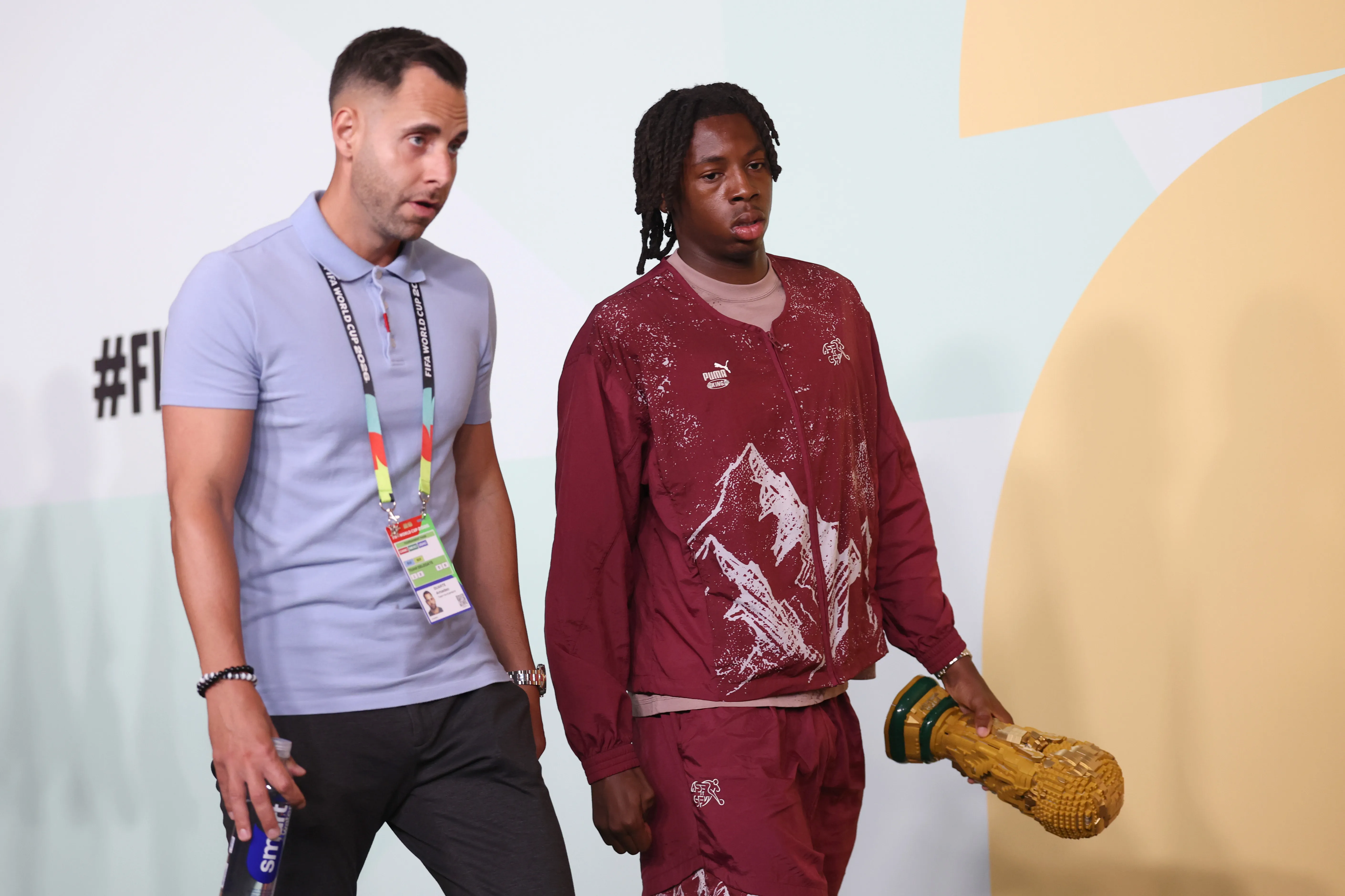 Así llegó Johan Manzambi al duelo vs Colombia: con una Copa del Mundo hecha de LEGO. (Carl Recine/Getty Images).