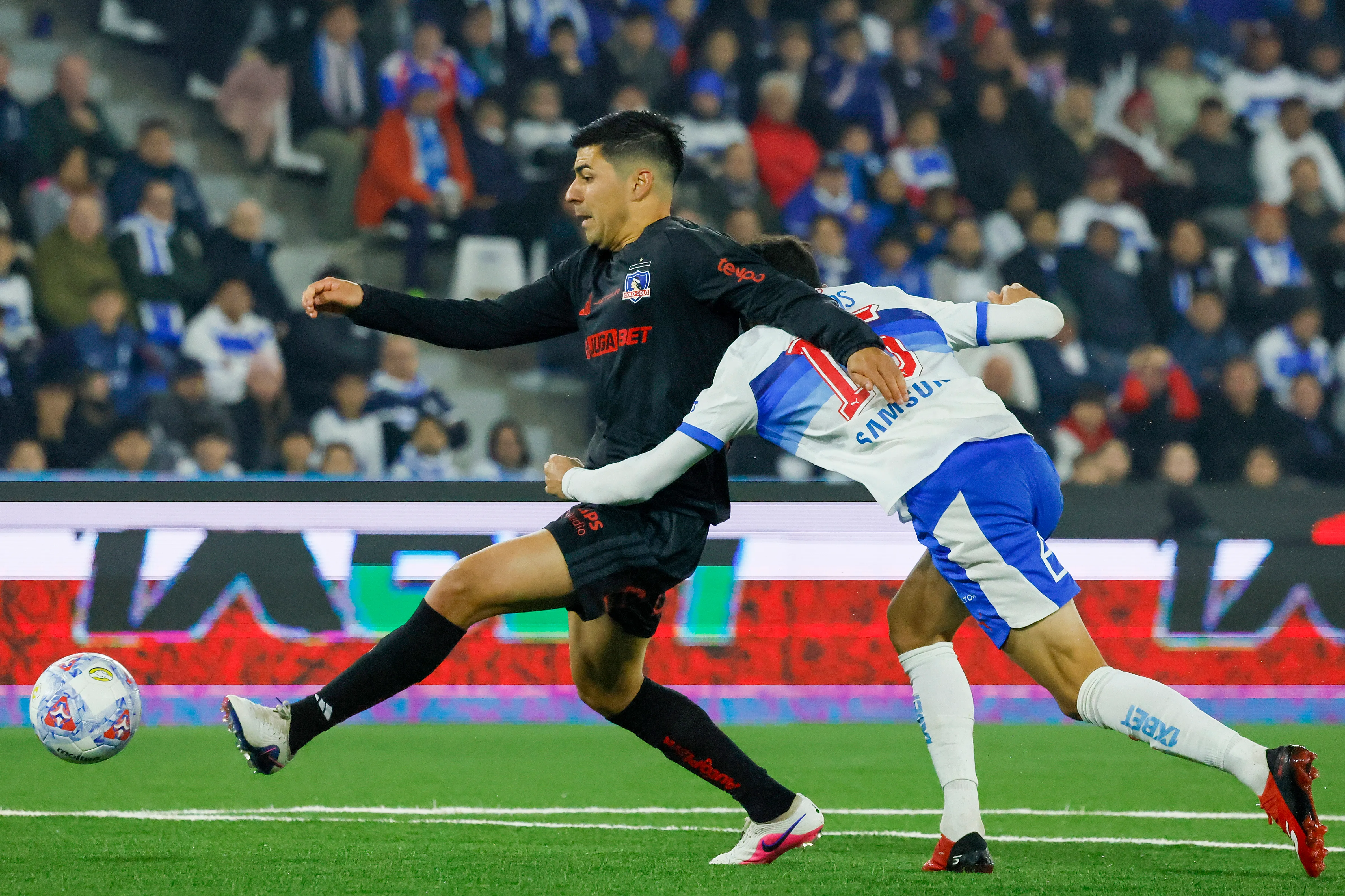Tomás Alarcón lucha un balón ante Cristián Cuevas. (Andres Pina/Photosport).
