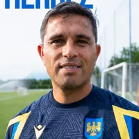 No es Pellegrini, pero también triunfa: DT chileno renueva contrato en Europa