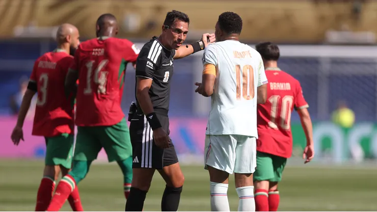 Mbappé le reclama al juez Facundo Tello