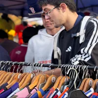 Feria de camisetera y cambiatón de láminas antes de la final del Mundial