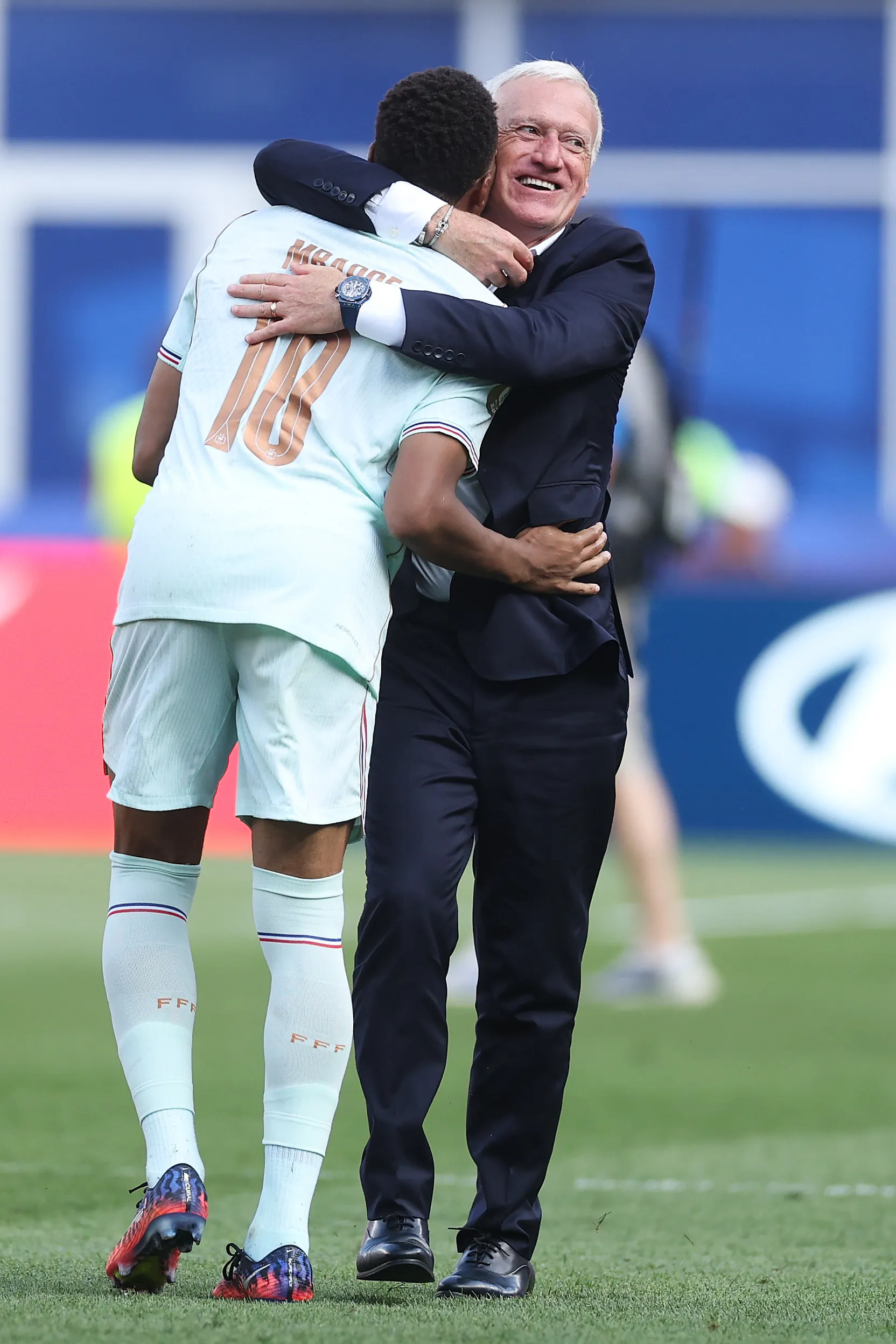 Todo Francia quiere abrazar a Mbappé. Imagen: Getty