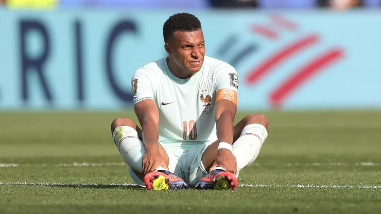 Mbappé sufrió ante Marruecos con los golpes de los rivales.