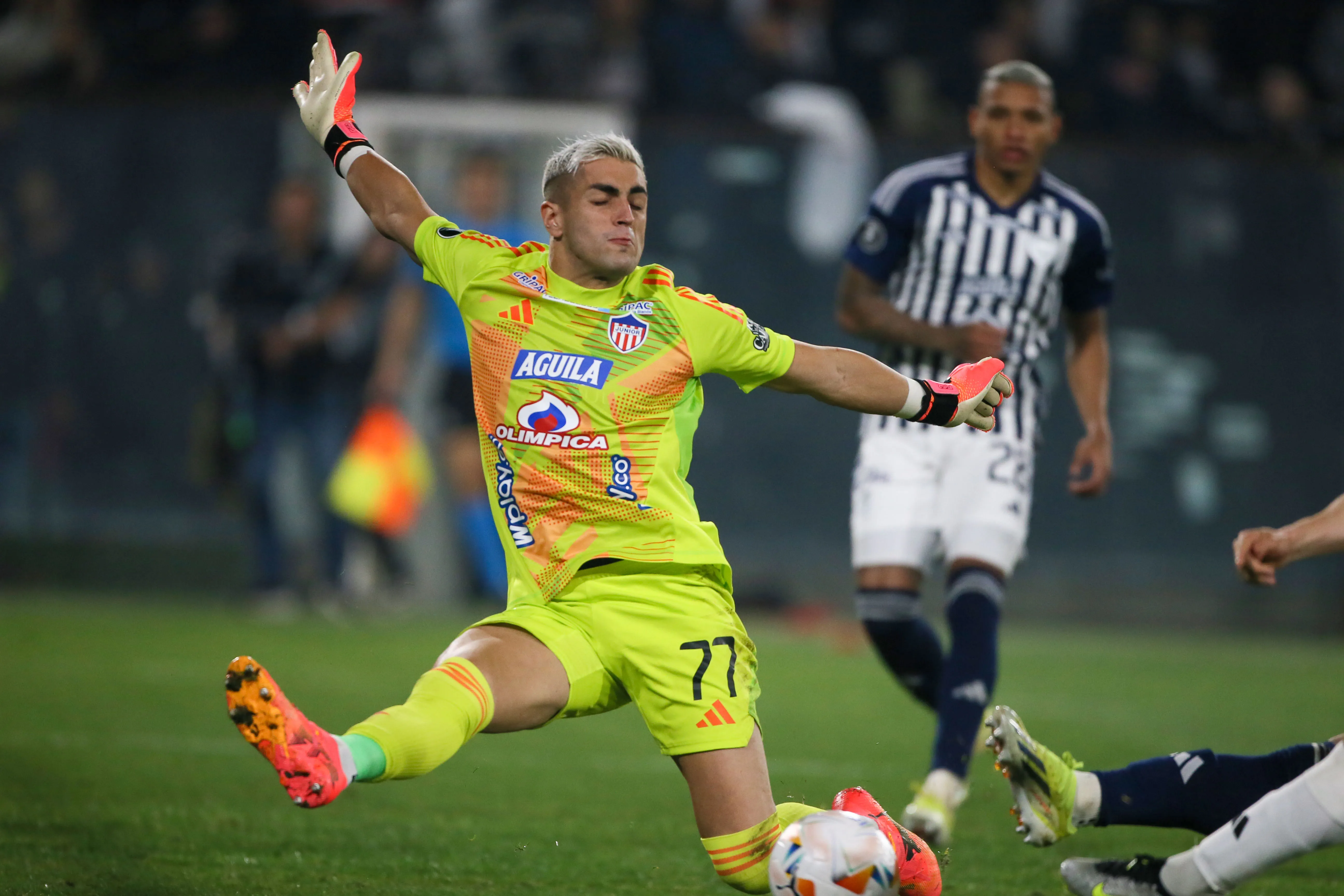 Santiago Mele en acción por Junior de Barranquilla ante los albos en el Monumental. (Jonnathan Oyarzun/Photosport).