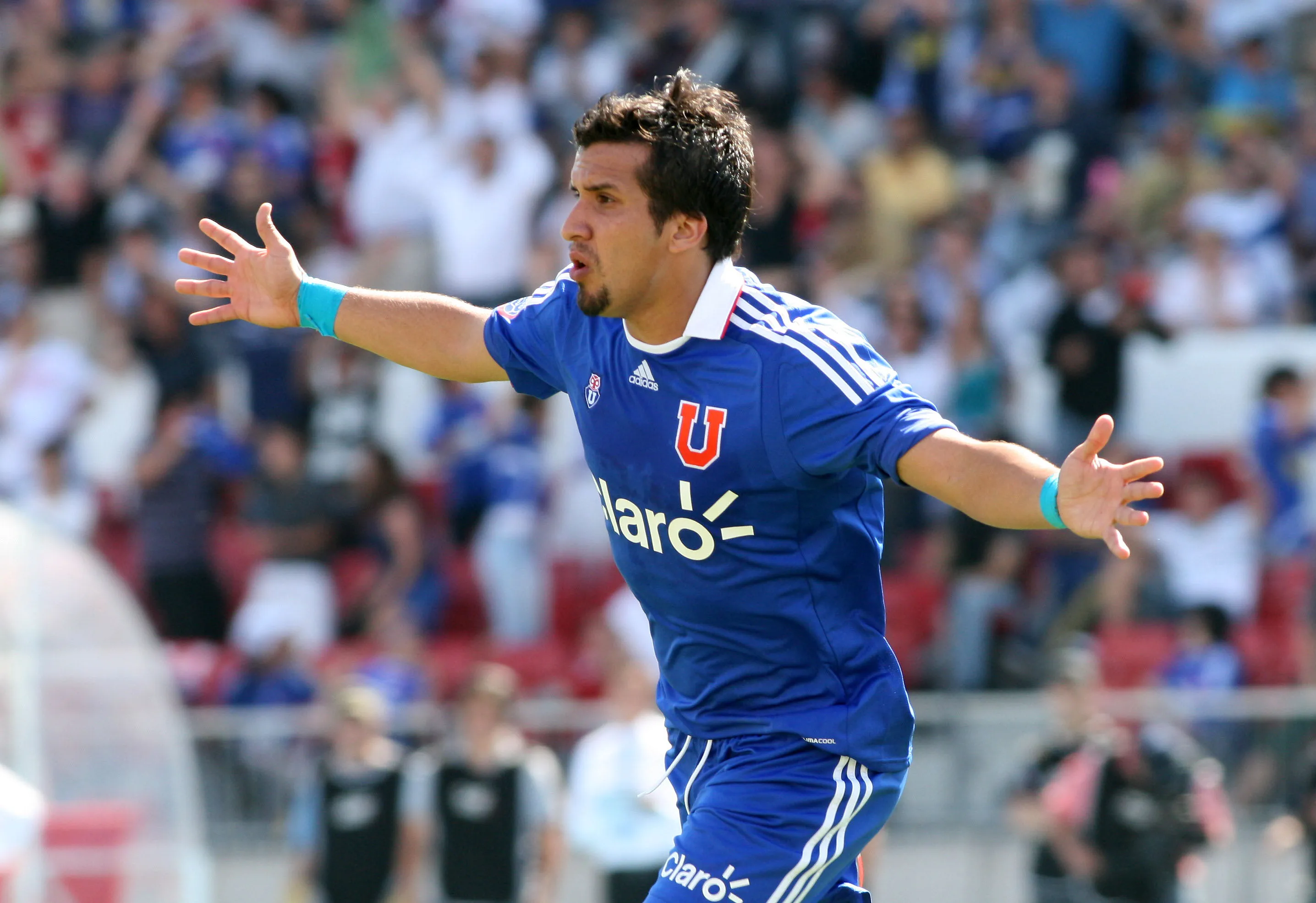 Mauricio Victorino celebra uno de los seis goles que anotó en la U. (CLAUDIO DIAZ/PHOTOSPORT).