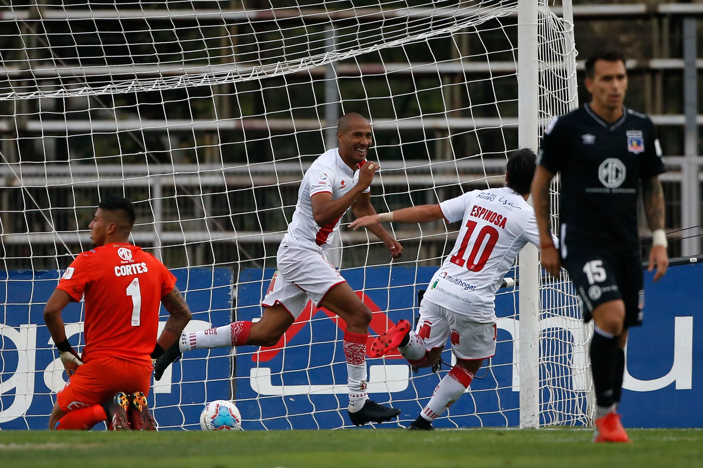 Diego Vera celebra el gol de Curicó ante Colo Colo en la despedida del Comandante Salas. (Andres Pina/Photosport).
