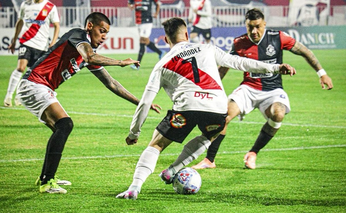 Curicó Unido celebra la llegada del VAR a la Primera B: “Los árbitros se equivocan”