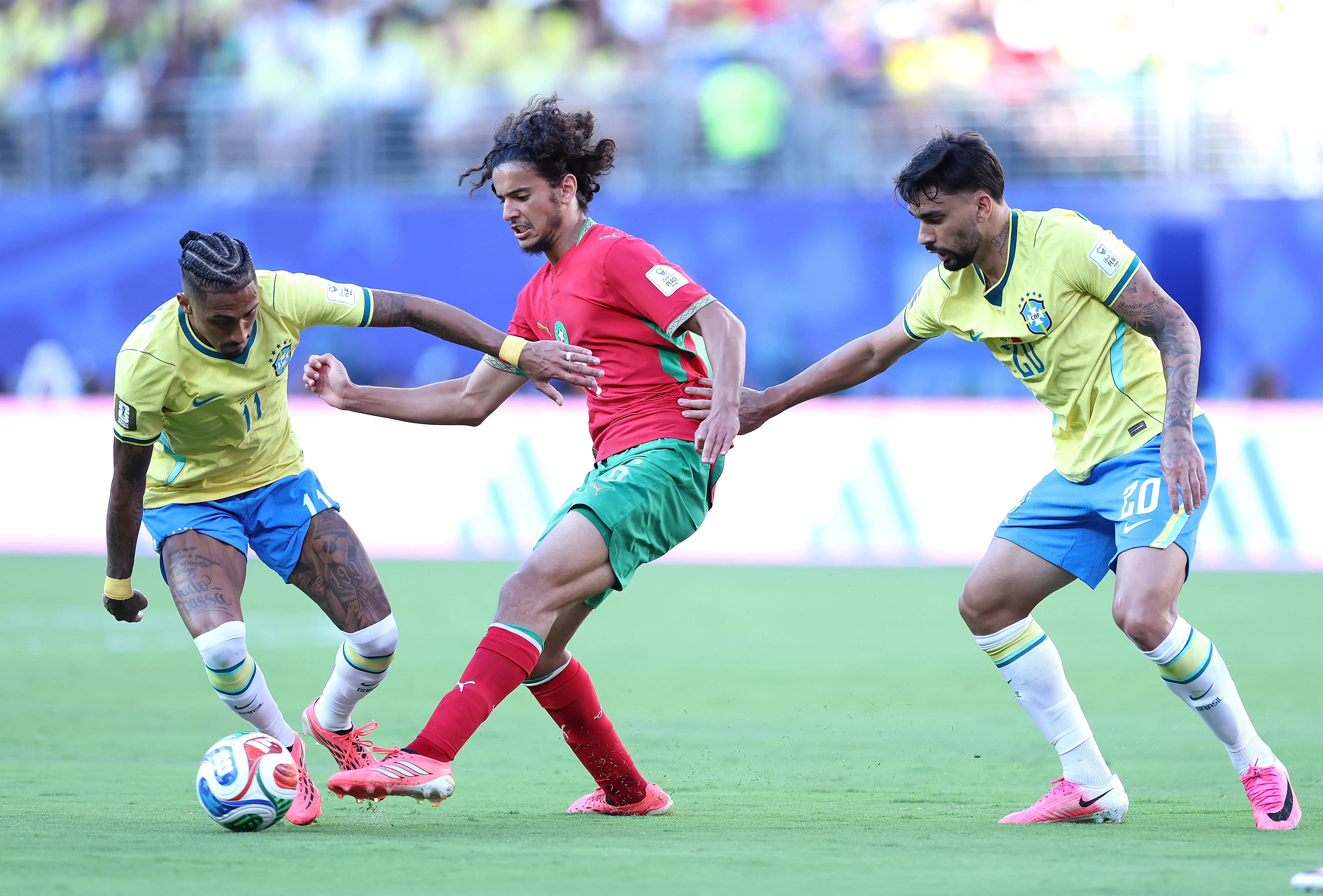 Ayyoub Bouaddi en acción ante las marcas de Raphinha y de Lucas Paquetá. (Kevin C. Cox/Getty Images).
