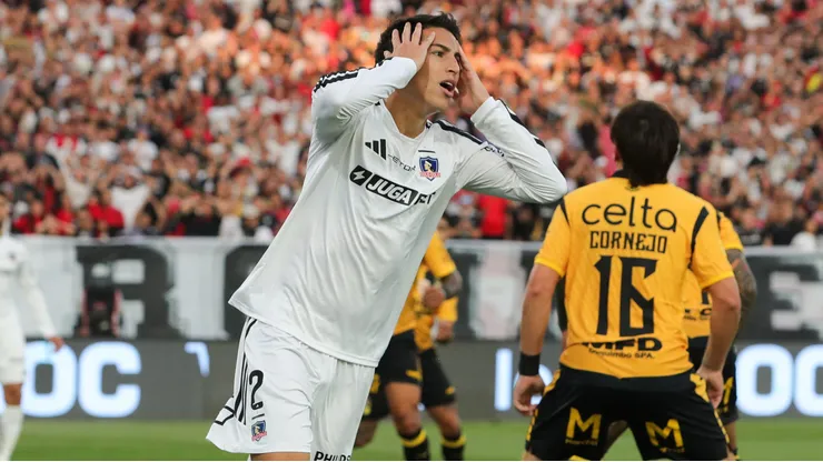 Jonathan Villagra pudo irse de Colo Colo pero terminó renovando y sin salir.