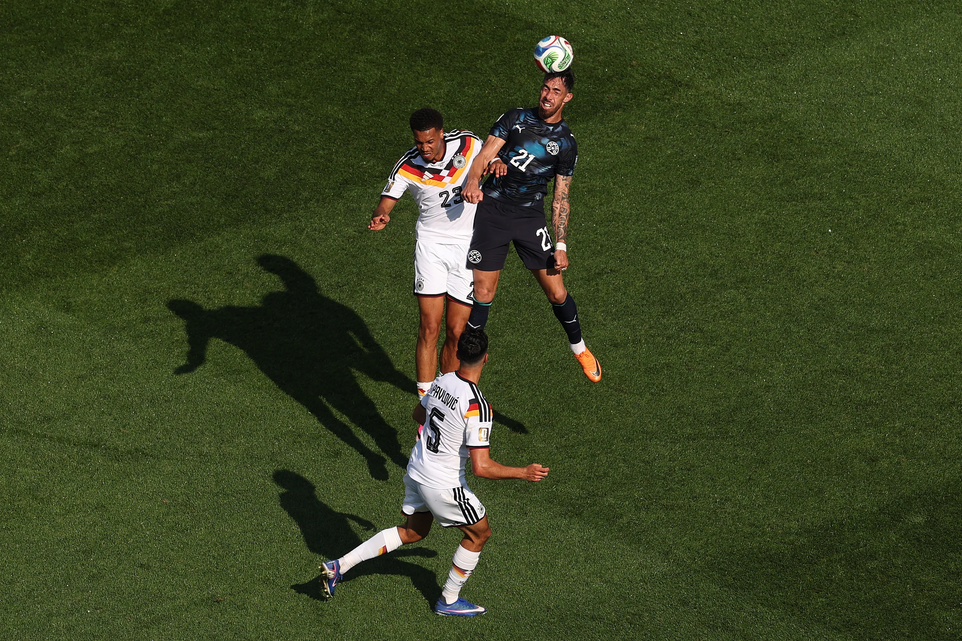 Gabriel Ávalos en acción durante el partido vs Alemania: Paraguay avanzó por penales. (Darrian Traynor/Getty Images).