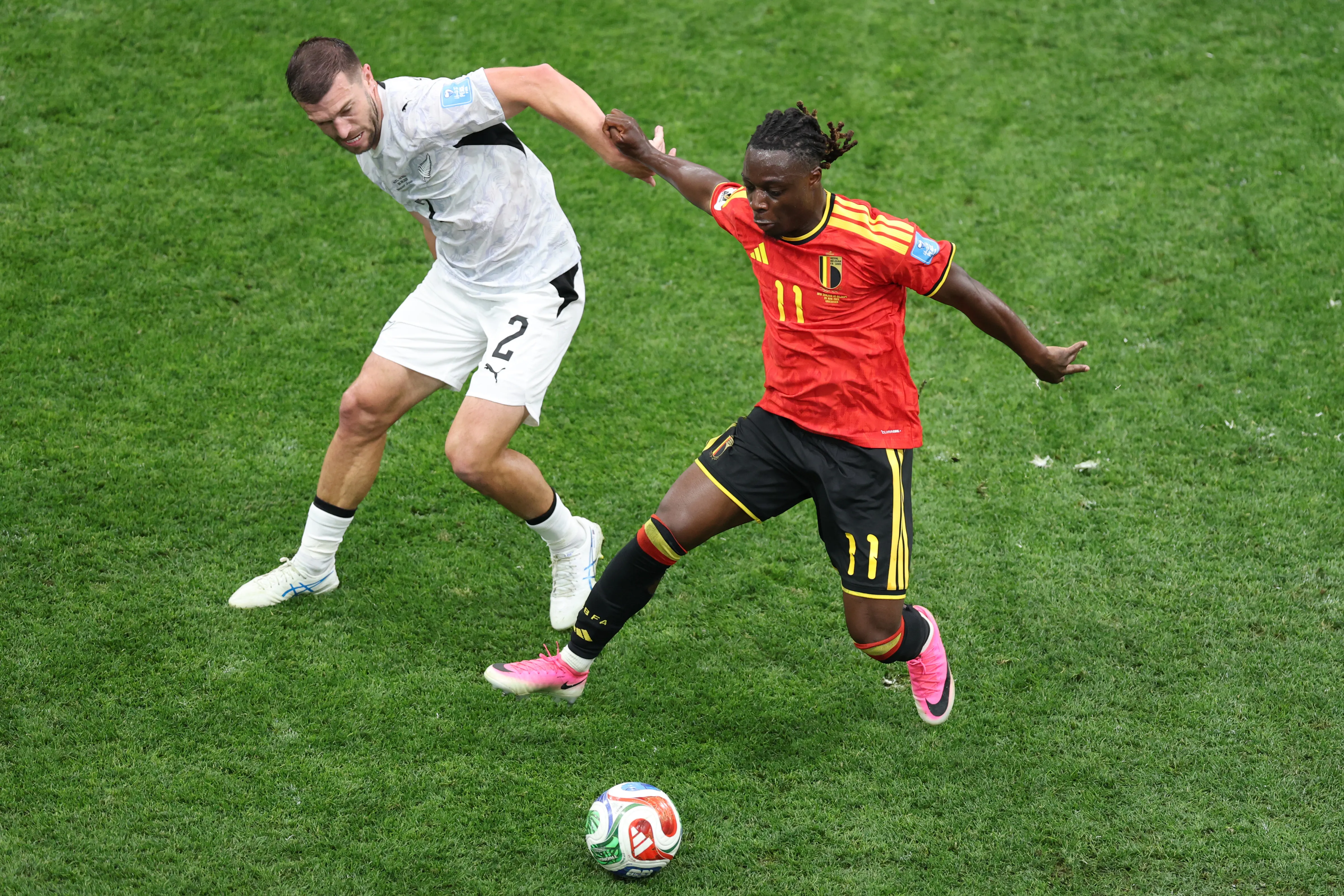 Tim Payne marca al belga Jeremy Doku en el Mundial 2026. (Fran Santiago/Getty Images).