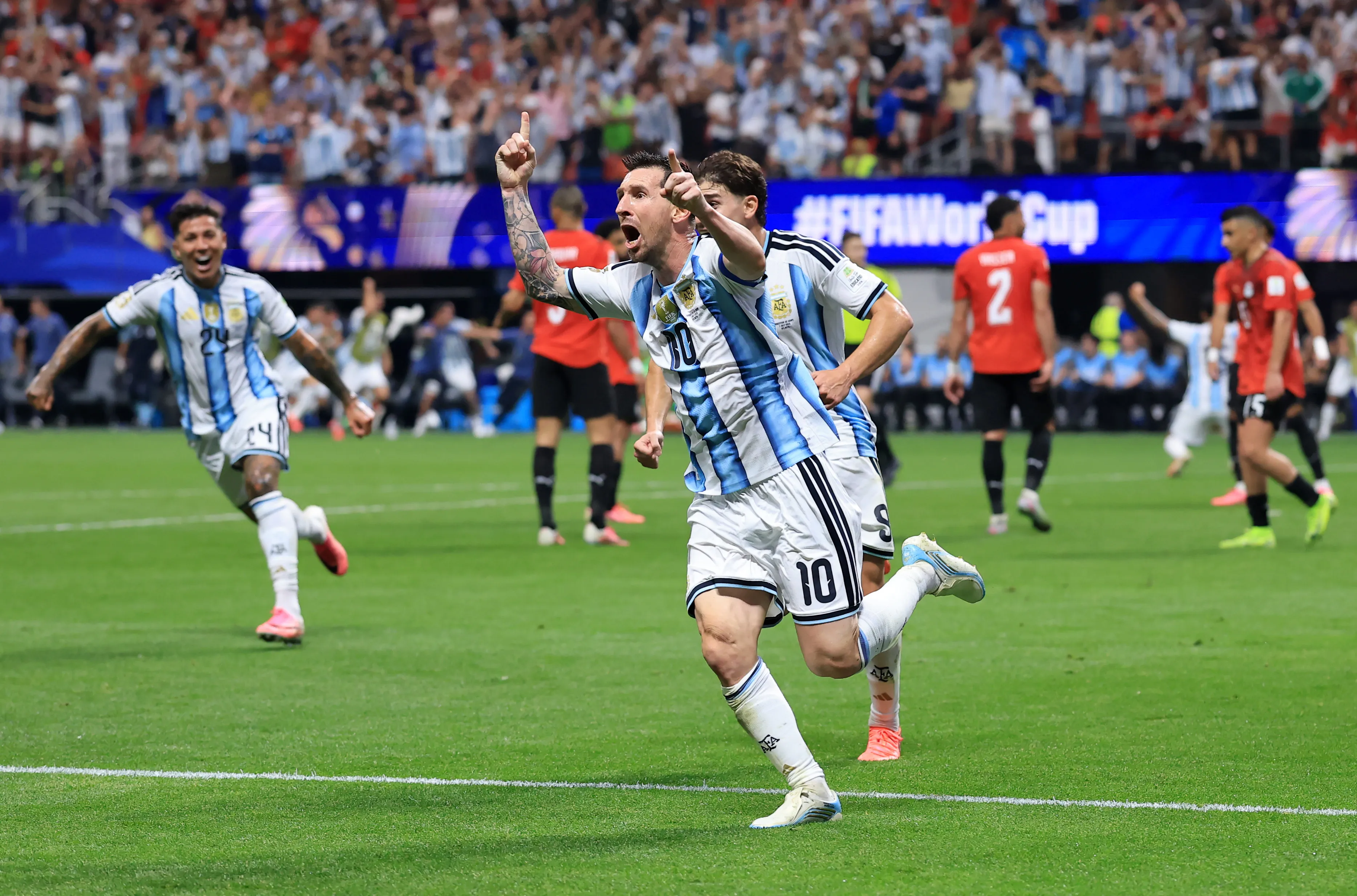 Lionel Messi celebra el 2-2 que le anotó a Egipto en esa remontada trasandina. (Elsa/Getty Images).