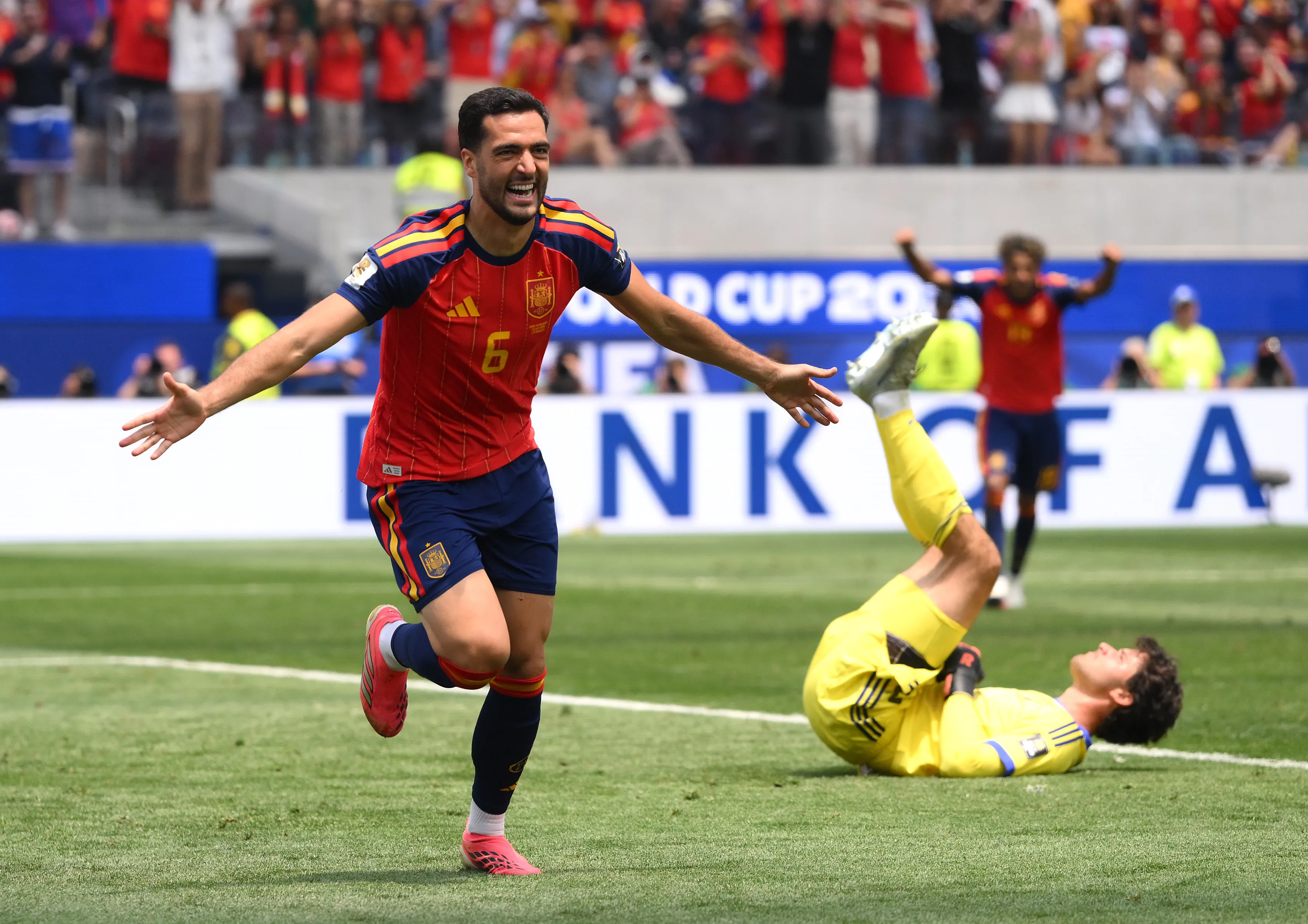 Mikel Merino celebra su gol ante los belgas mientras Senne Lammens se lamenta de su error tremendo. (David Ramos/Getty Images).