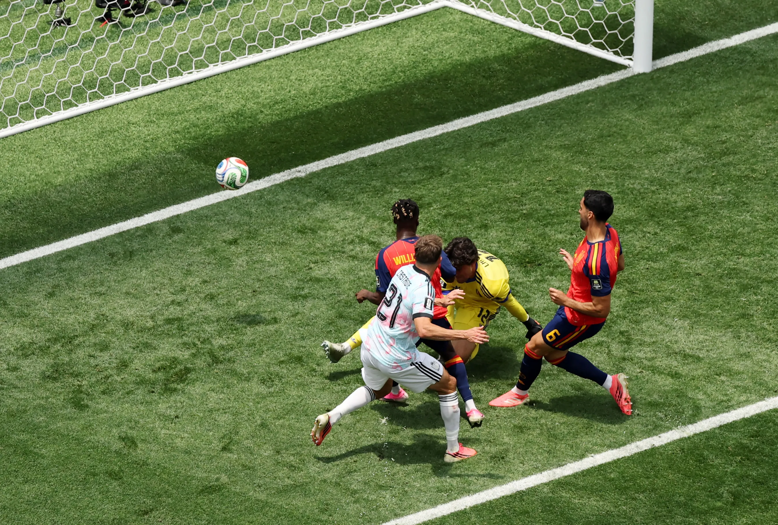 Mikel Merino arremetió con mucha decisión tras la débil respuesta de Lammens. (Alex Grimm/Getty Images).
