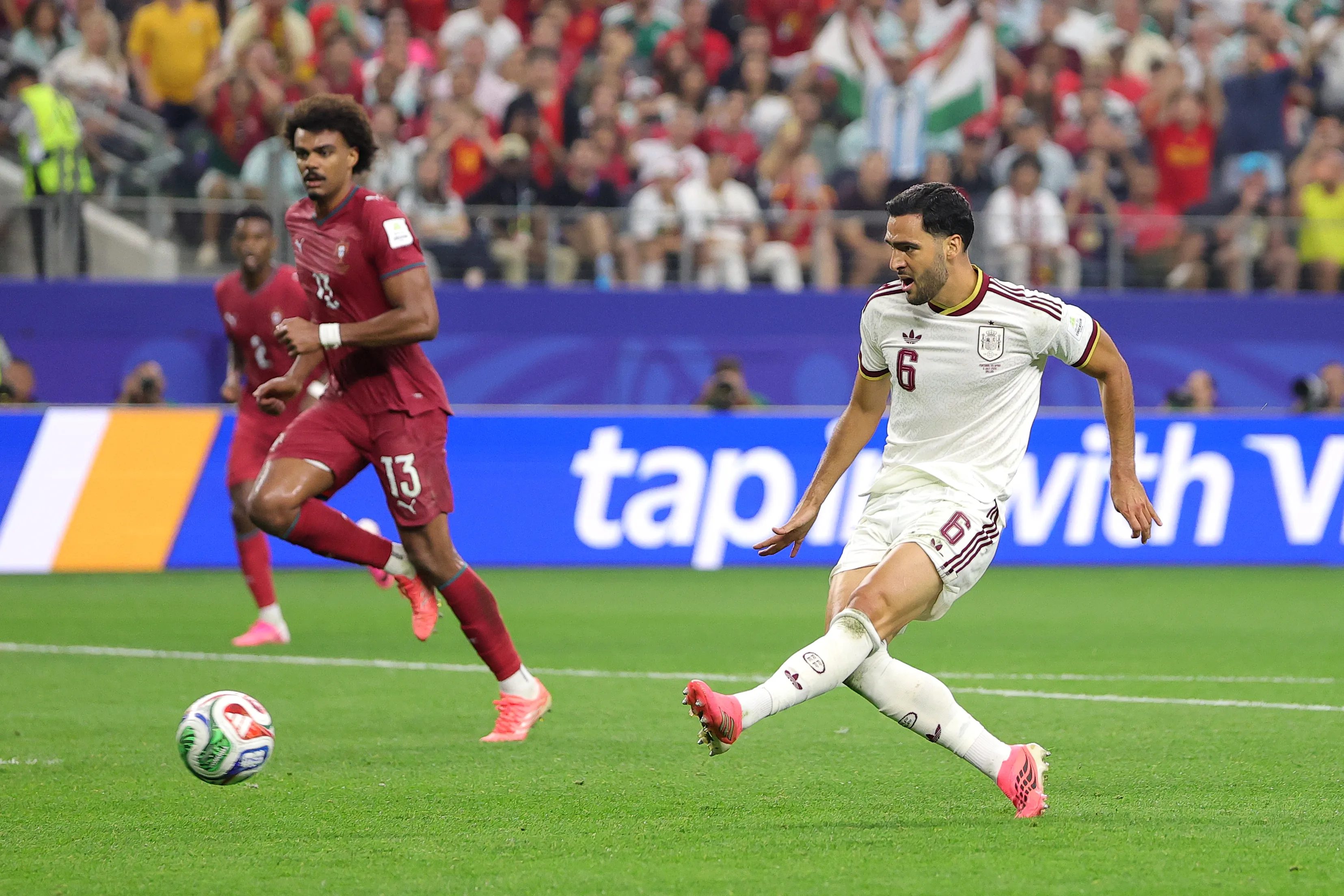 La definición de Mikel Merino para hacer ganar a España vs Portugal. (Alex Slitz/Getty Images).