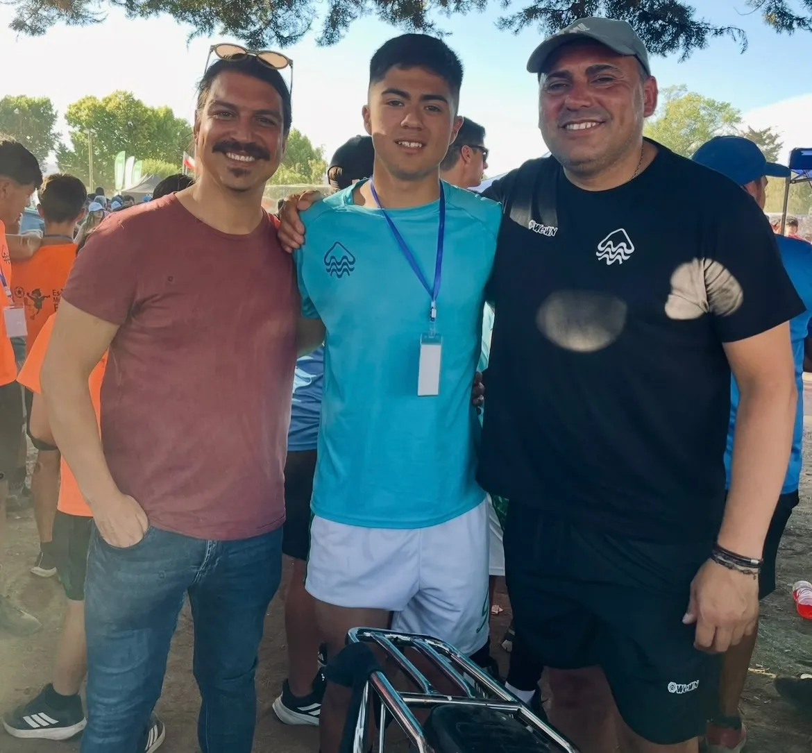 Raúl Hoffman y Felipe Raipán se conocen hace varios años. Este viernes el delantero firmó contrato con Colo Colo