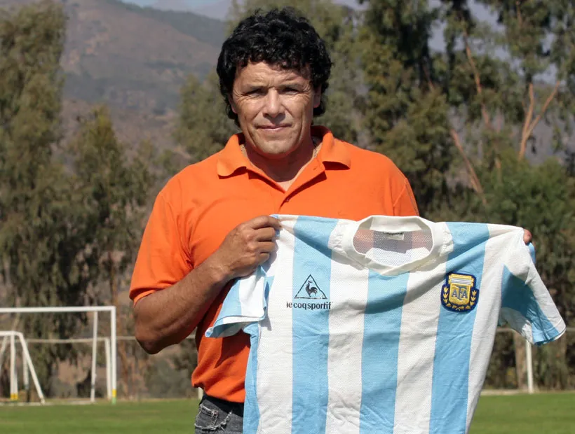Héctor Puebla cumplió 71 años y celebra con la camiseta de Maradona.