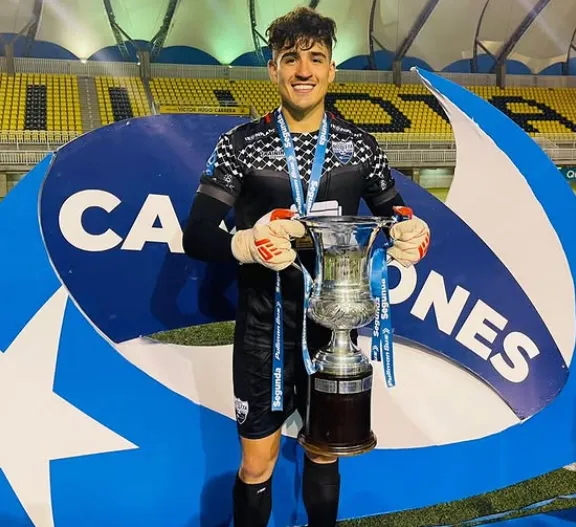 Olguín trepó de tercer arquero para terminar como titular y campeón en Recoleta.