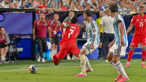Breel Embolo recibió esta falta y el árbitro, a instancias del VAR, lo echó por simular.