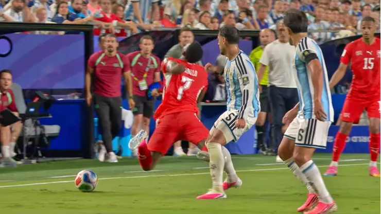 Breel Embolo recibió esta falta y el árbitro, a instancias del VAR, lo echó por simular.