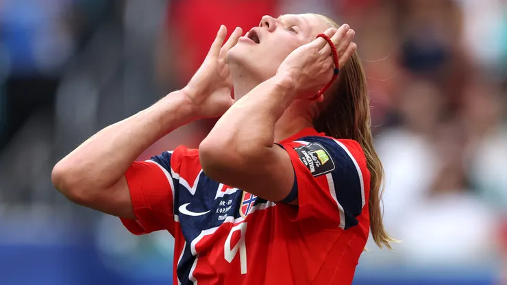Erling Haaland no pudo terminar el partido entre Noruega e Inglaterra.