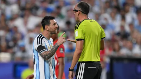 Lionel Messi tuvo un particular momento con el juez.