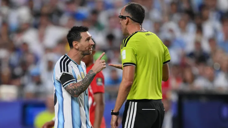Lionel Messi tuvo un particular momento con el juez.