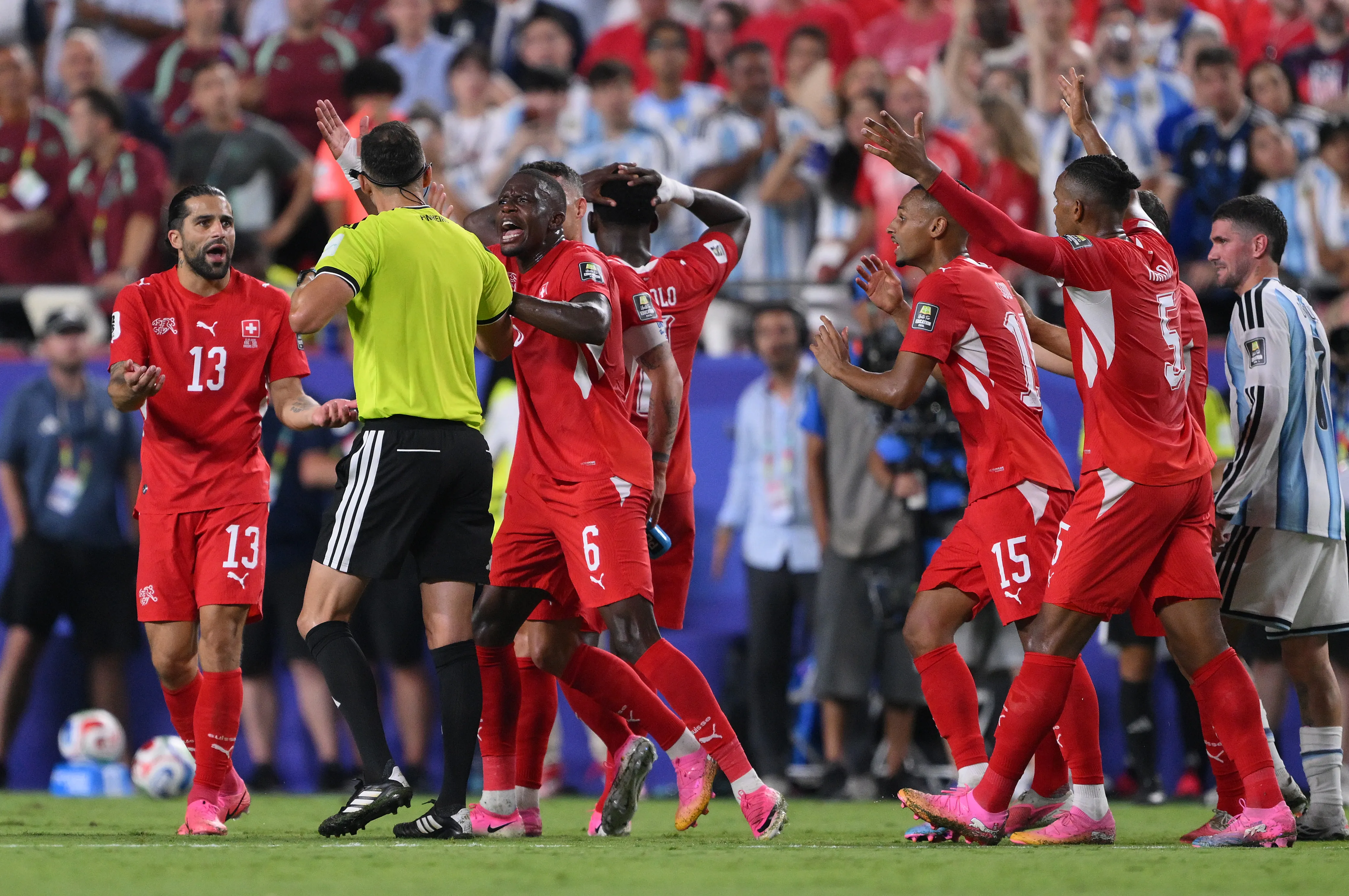 Joao Pinheiro expulsó al suizo Breel Embolo. (Photo by David Ramos/Getty Images)