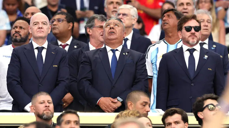 Gianni Infantino junto a Claudio Tapia y Alejandro Domínguez.