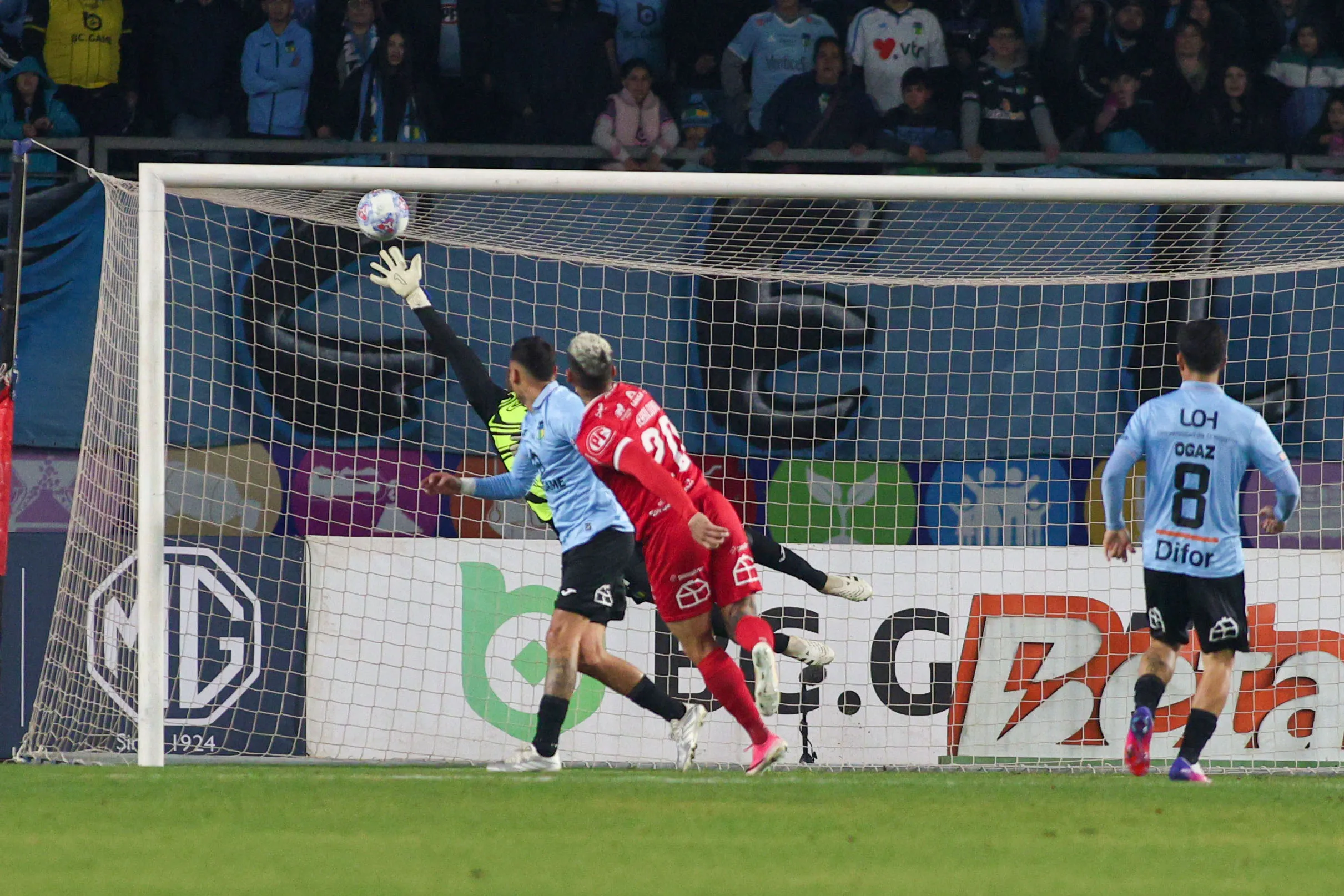 Omar Carabalí fue una de las buenas figuras de O'Higgins en esta victoria sobre Ñublense. | Foto: Getty Images.