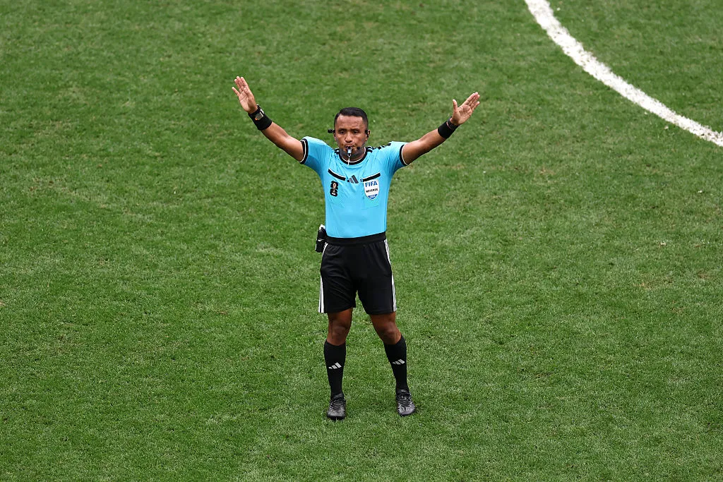 Iván Barton dirige la primera semifinal del Mundial. (Photo by Luke Hales/Getty Images)