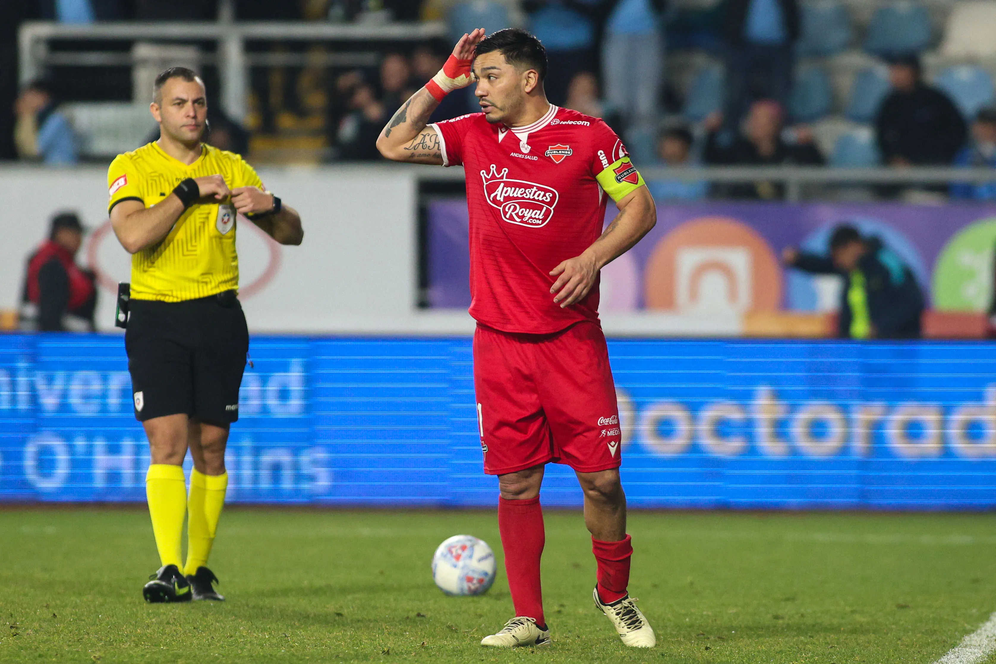 Lorenzo Reyes abrió la tanda para Ñublense y falló su remate. (Jorge Loyola/Photosport).