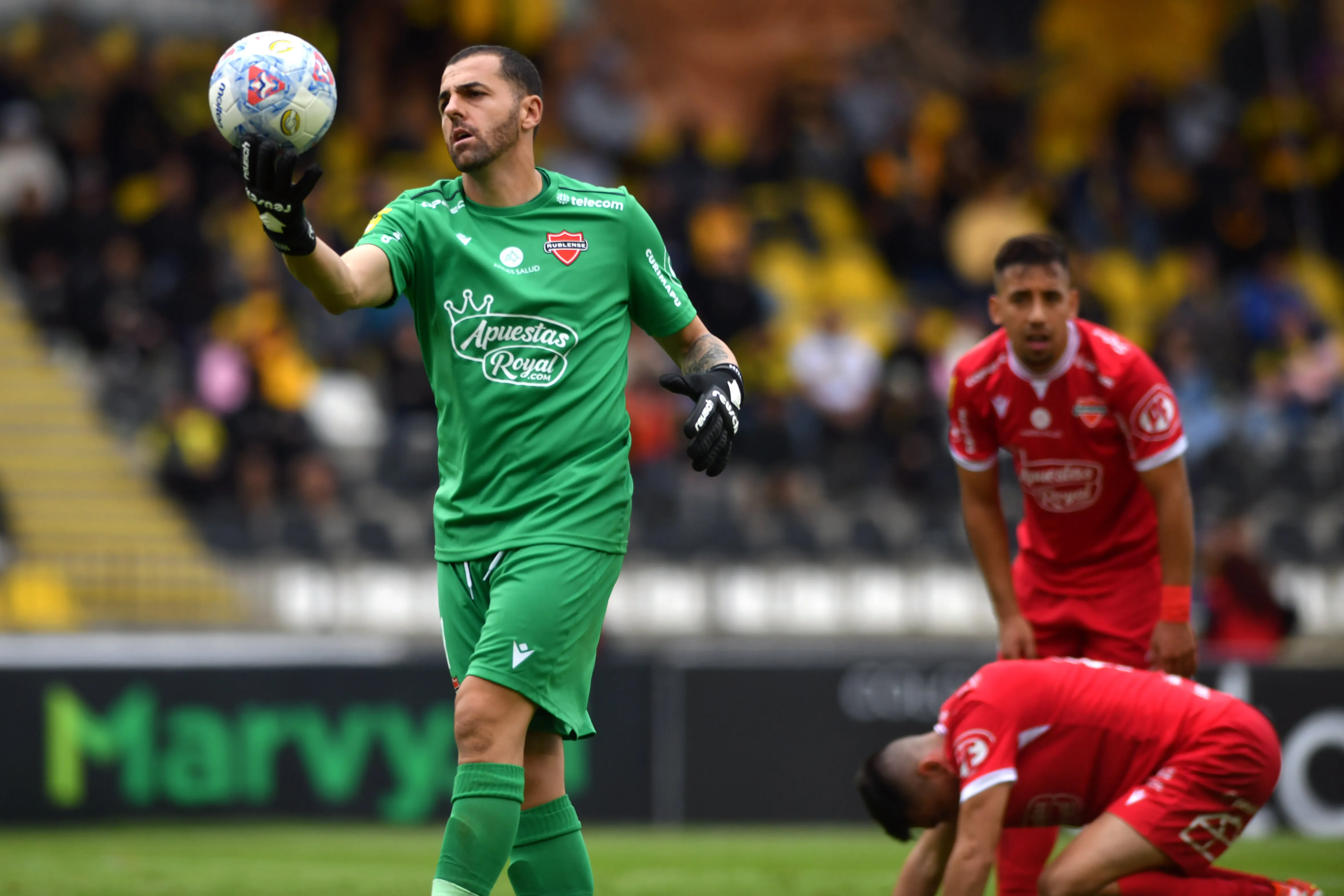 Nicola Pérez en acción por Ñublense, donde llegó en marzo de 2021. (Alejandro Pizarro Ubilla/Photosport).