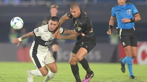 Léo Coelho en acción por Peñarol ante Olimpia de Paraguay.