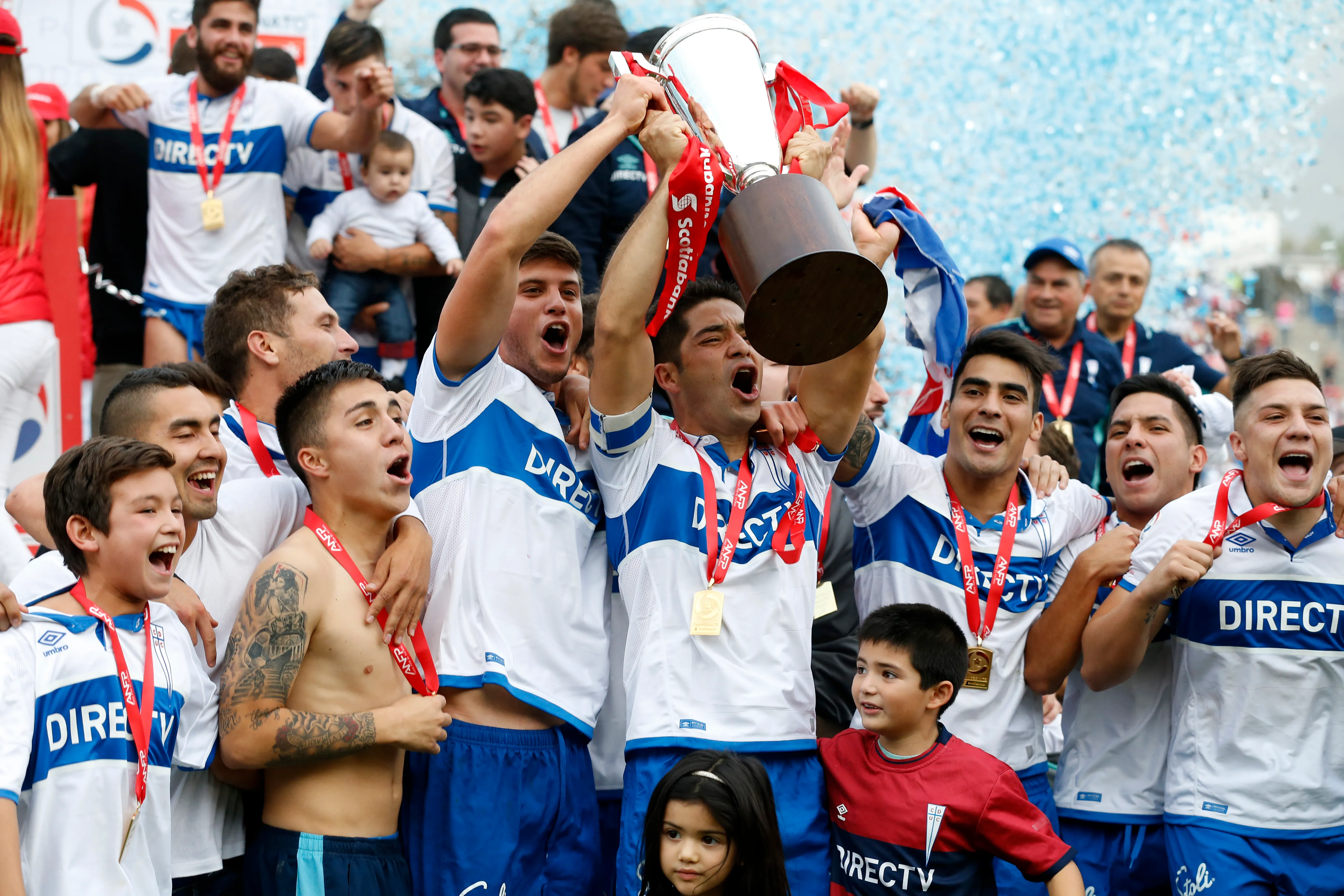 Jaime Carreño al lado de Benjamín Kuscevic festejan el primer título del bicampeonato conseguido en 2016. (Felipe Zanca/Photosport).