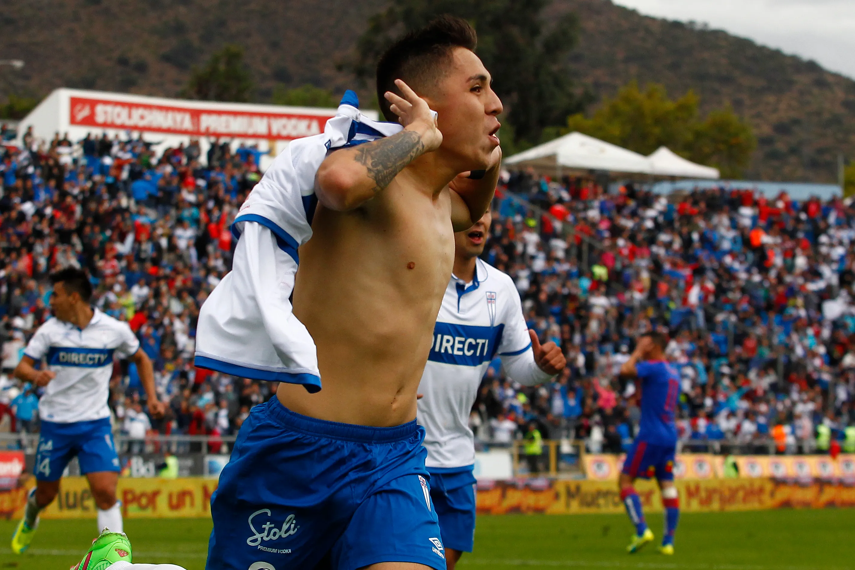 Así celebró Carreño un gol que definió un Clásico Universitario en abril de 2016. (Marcelo Hernandez/Photosport).