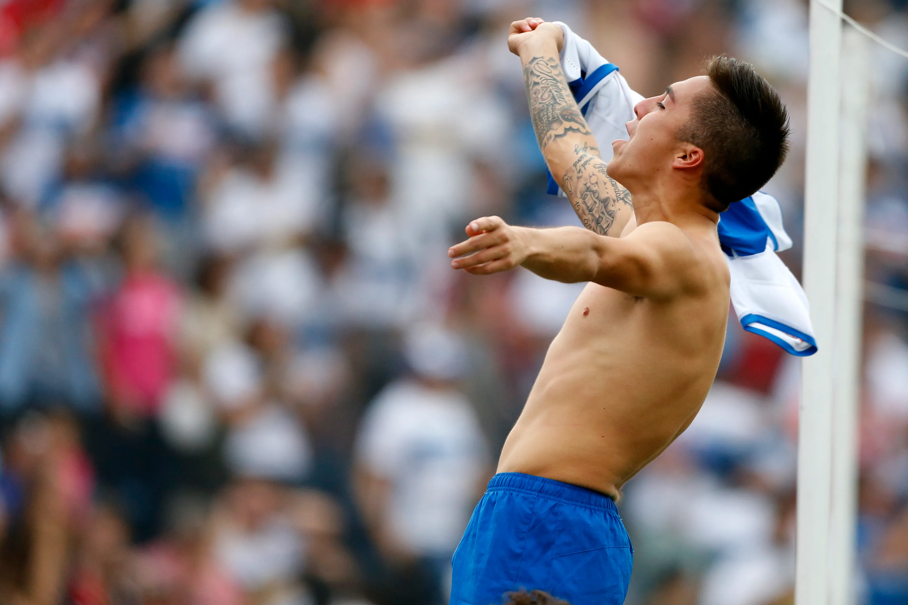 Jaime Carreño celebró así el título que los Cruzados obtuvieron tras vencer a Audax el 30 de abril de 2016. (Felipe Zanca/Photosport).