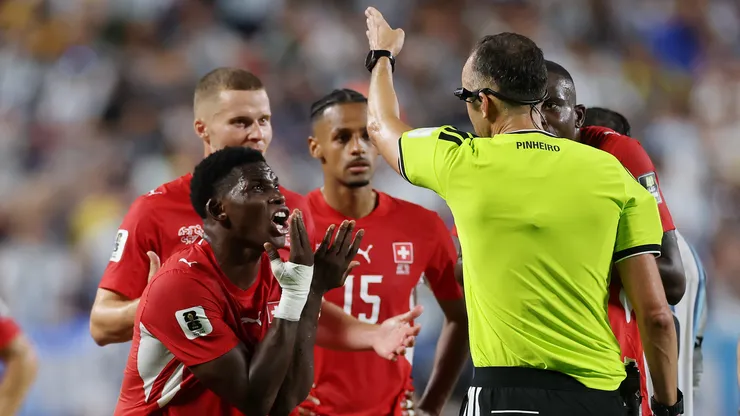 Breel Embolo fue expulsado ante Argentina.
