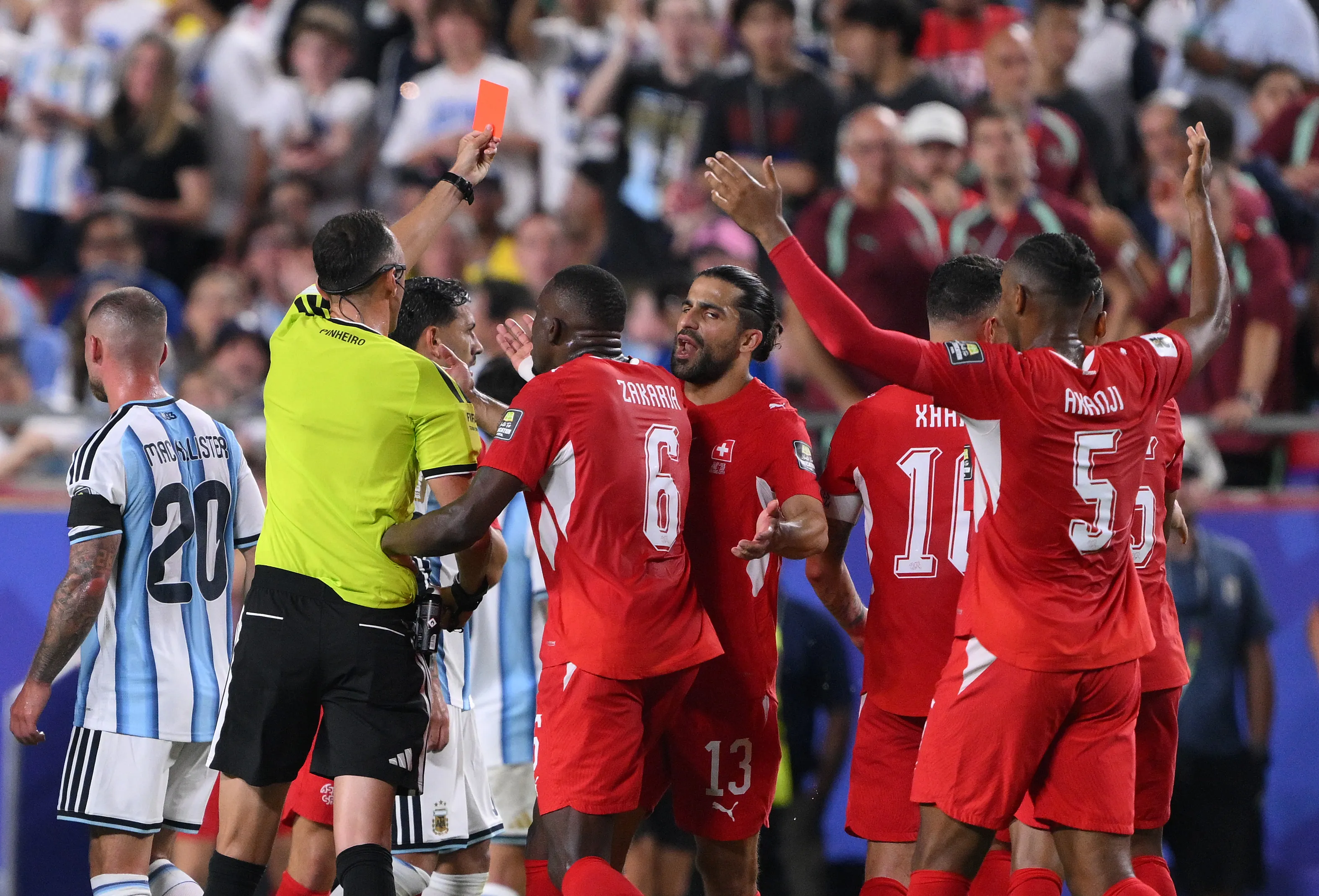 Joao Pinheiro expulsó a Breel Embolo ante Argentina. (Photo by David Ramos/Getty Images)