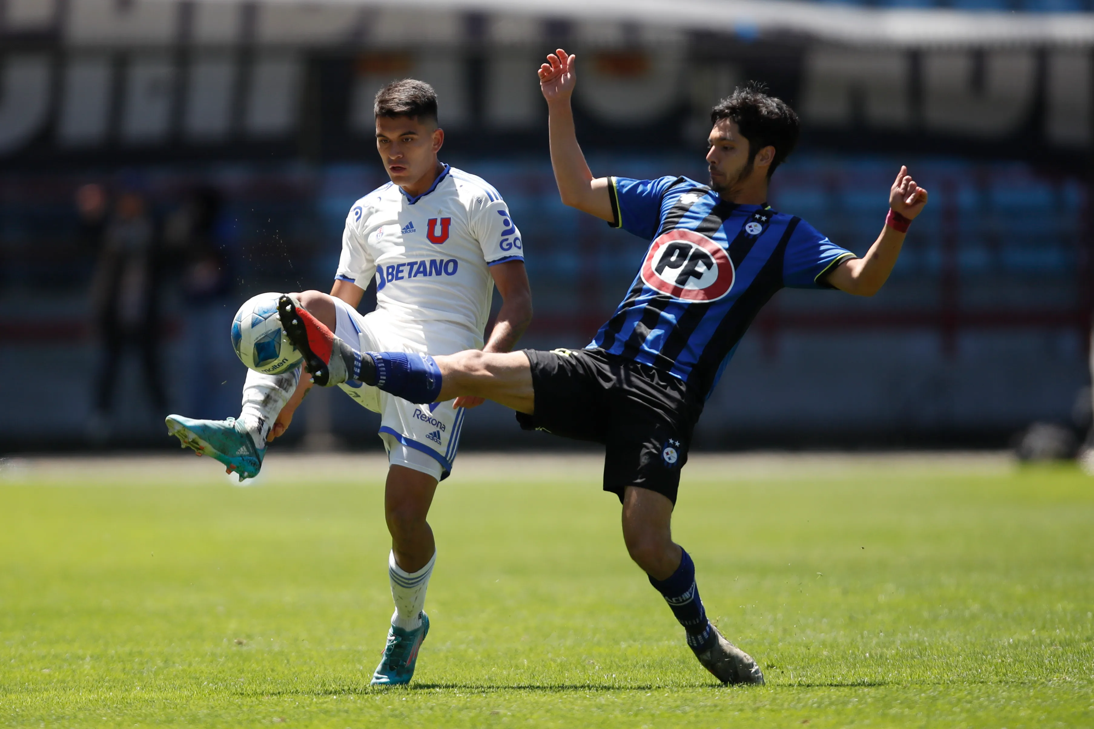 Daniel Navarrete ante la marca de Jimmy Martínez, en aquel entonces en Huachipato y hoy, en Universidad Católica. (Javier Vergara/Photosport).