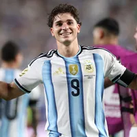 No solo el Barcelona: campeón de la Premier también va por Álvarez