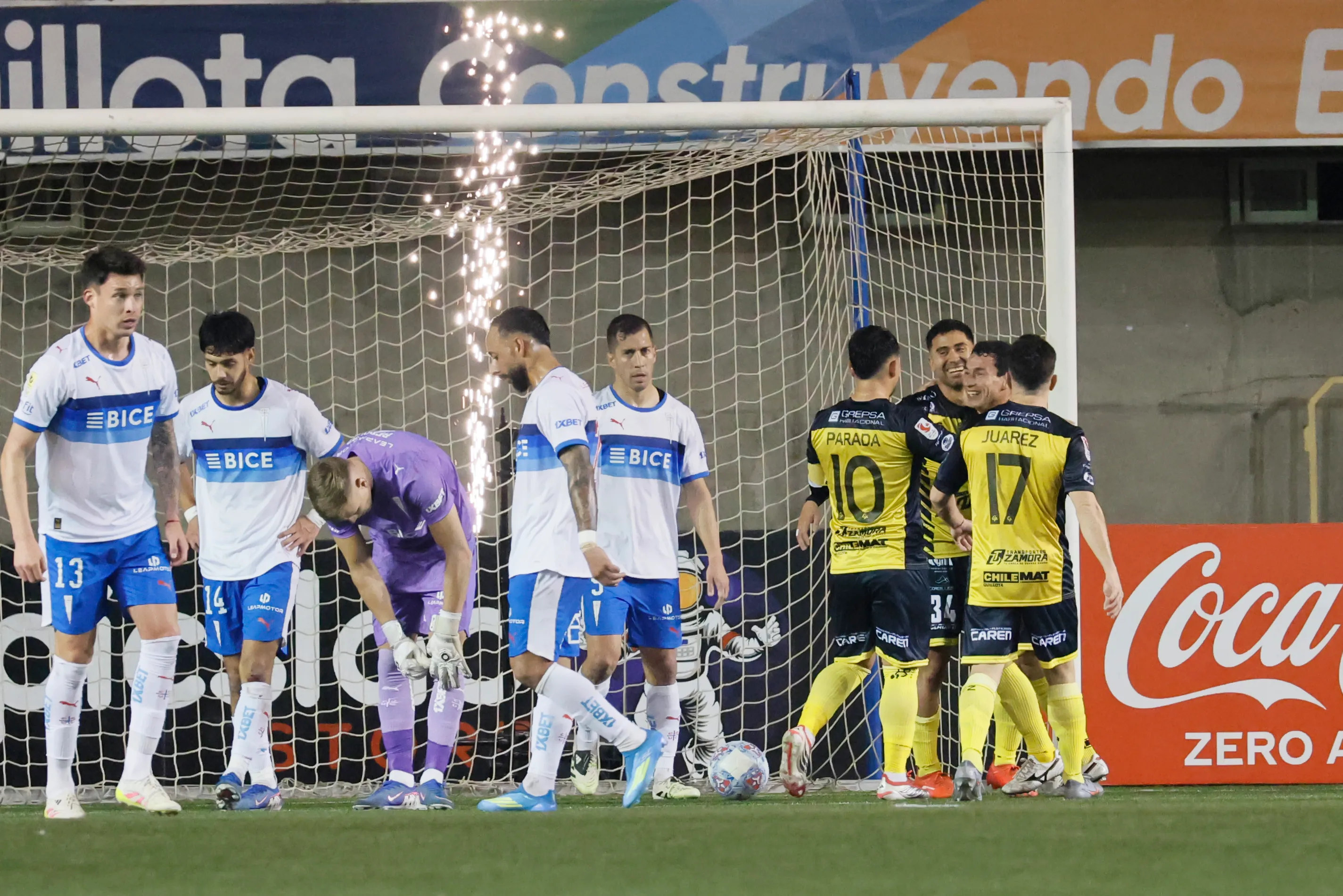 Así festejaron los Canarios el gol en off-side de Catalán. (Sebastian Cisternas/Photosport).