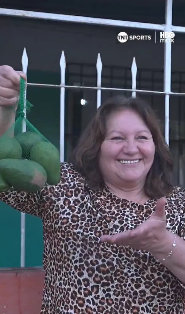 El regalo de la señora Corina para Catalán. (Captura TNT Sports).